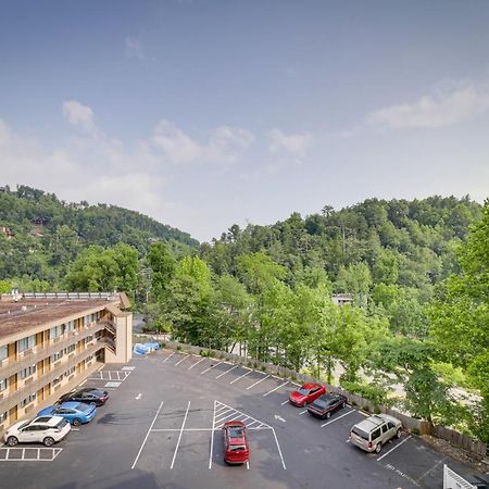 Stylish Gatlinburg Condo With Pool Walk Downtown! المظهر الخارجي الصورة
